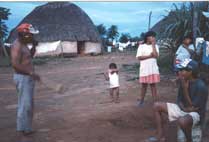 Avô ensina para os seus netos a luta do oi´ó. Foto: Xanda de Biase