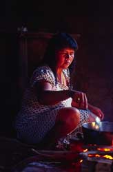 Mulher cozinhando. Pi´õ te api. Foto Laercio Miranda