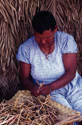 Mulher debulhando feijão uhi. Pi´õ te uhi tihu. Foto Laercio Miranda