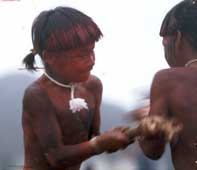 Meninos (watebremi) do clã öwawé lutam oi´ó com meninos do clã poredza´onõ. Foto Xanda de Biase