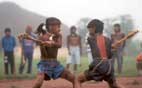 Meninos (watebremi) do clã öwawé lutam oi´ó com meninos do clã poredza´onõ. Foto Xanda de Biase