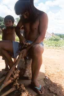Os tios e os pais preparam as bordunas de oi´ó para os meninos da sua família. Foto Xanda de Biase