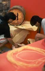 Xavantes trabalham na produ��o da exposi��o "Viver a Vida Xavante" Foto Xanda de Biase