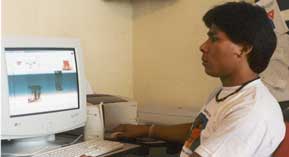 Tseret� trabalhando na produ��o do site da Associa��o. Foto Xanda de Biase